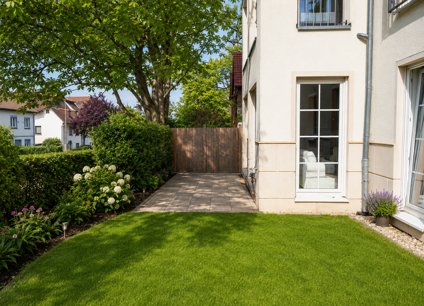 Bright furnished three-room apartment with a beautiful garden