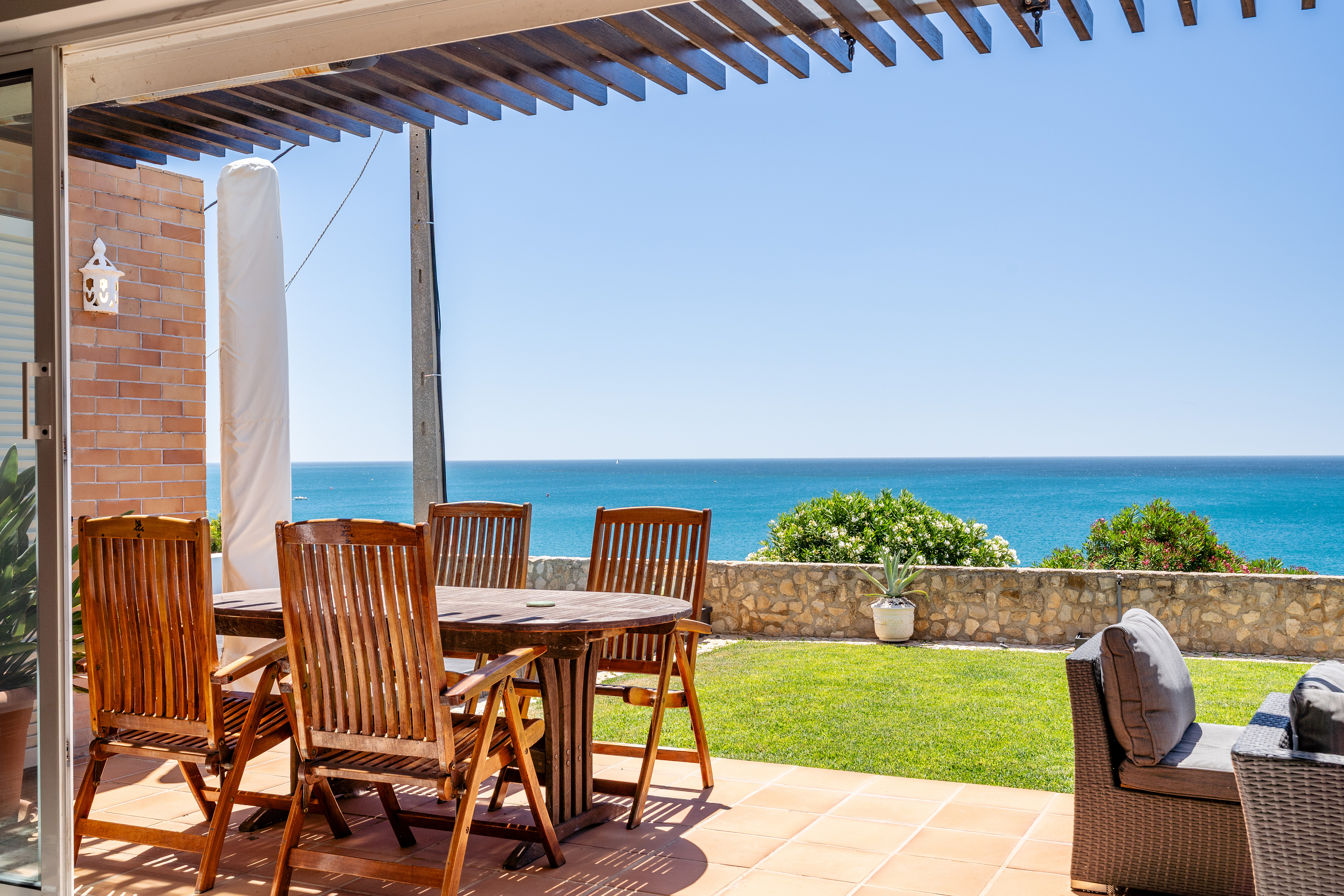 Moradia Geminada de Prestígio na Primeira Linha da Falésia com Vista Mar Deslumbrante na Praia da Luz