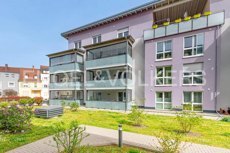 Neustadt Zentrum: Neuwertige 3 ZKB Wohnung mit schönem Südwestbalkon!