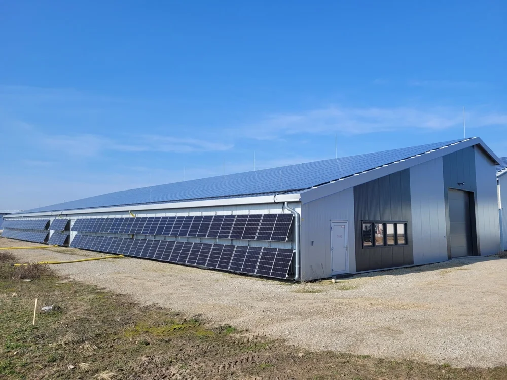 Moderne Kaltlagerhalle mit Photovoltaikanlage