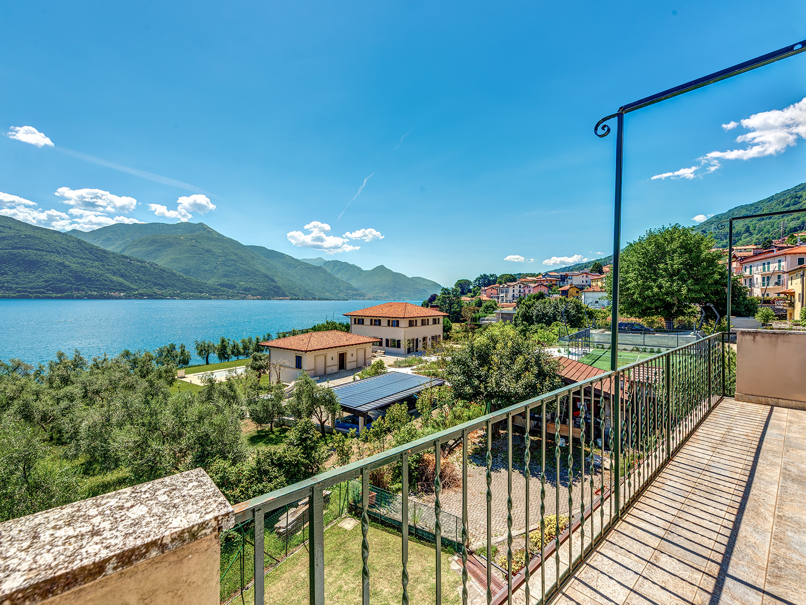 Exclusive property with two independent apartments and spectacular lake views