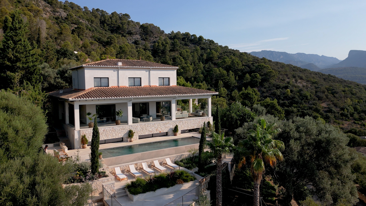Exclusiva villa contemporánea con vistas al mar en un entorno idílico