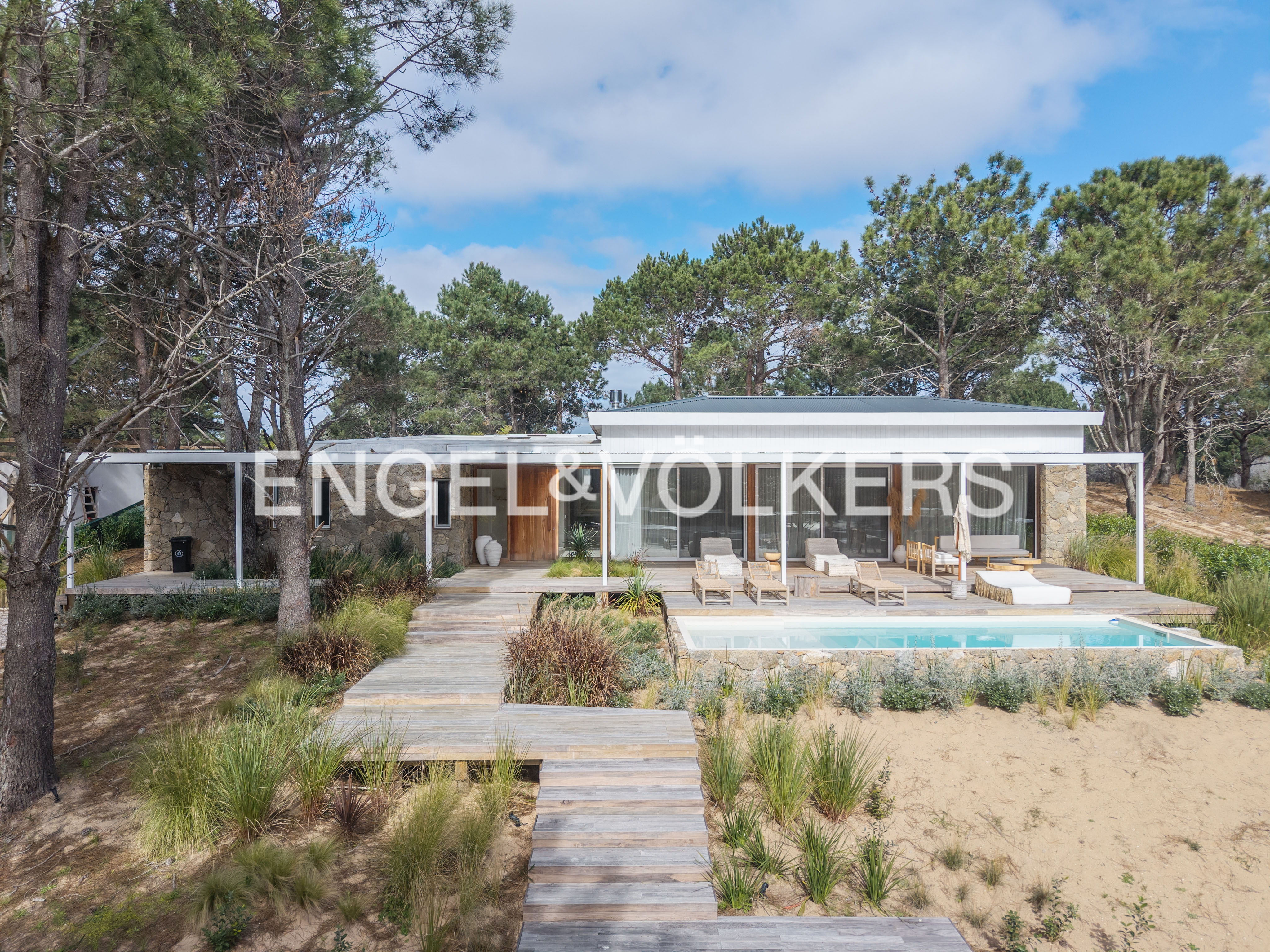 Exclusivity and Comfort in Laguna Escondida