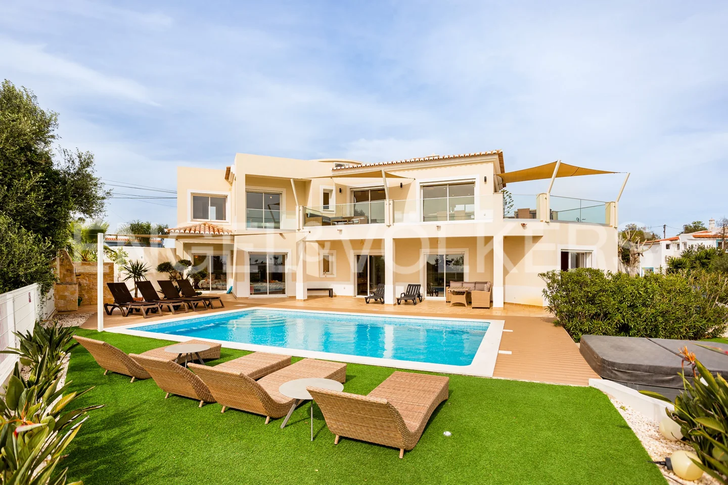 Stunning 4-bedroom villa with sea views