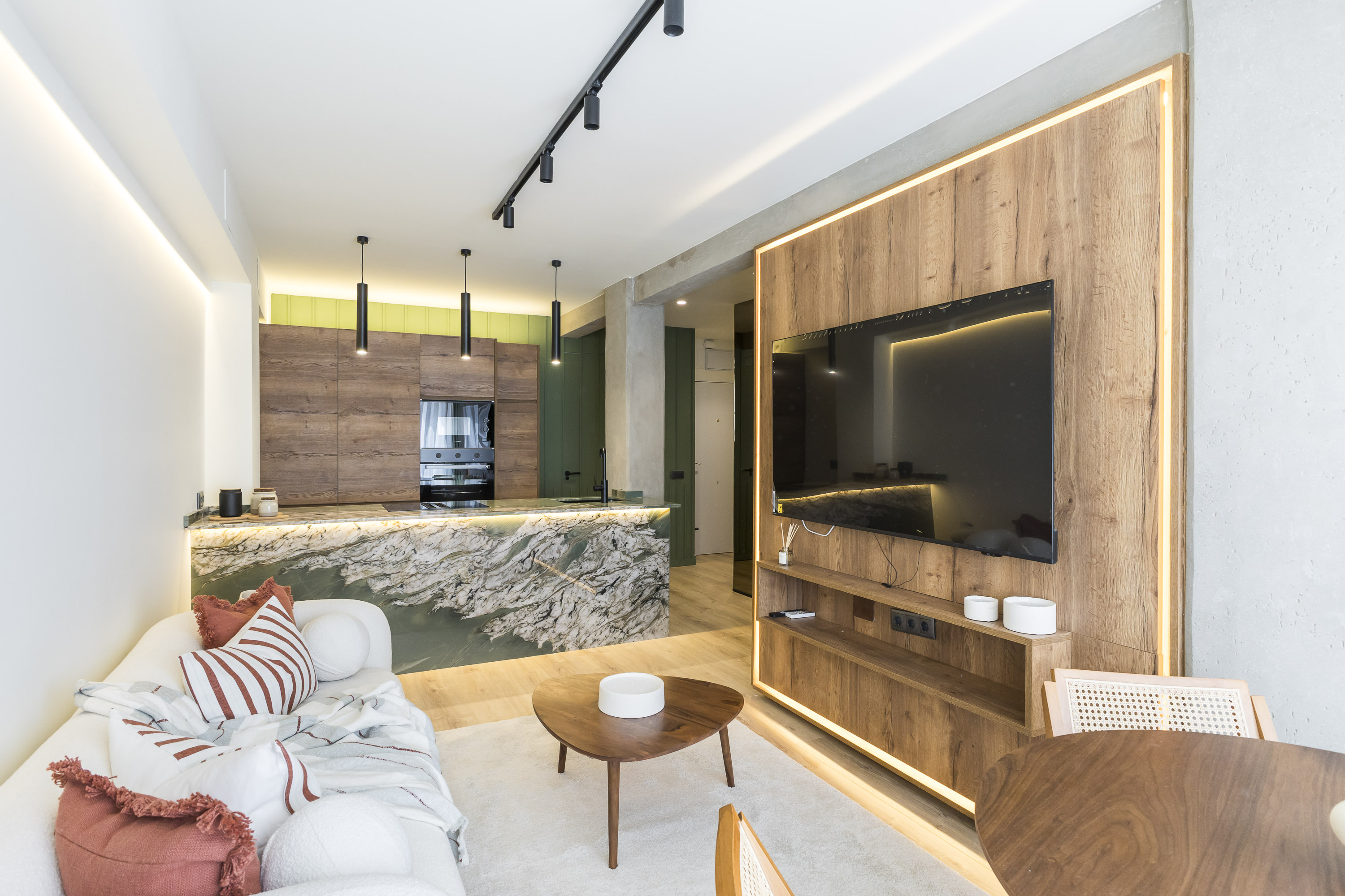 Brand-new superb renovation: 2 double bedrooms + 2 bathrooms with luxury fittings