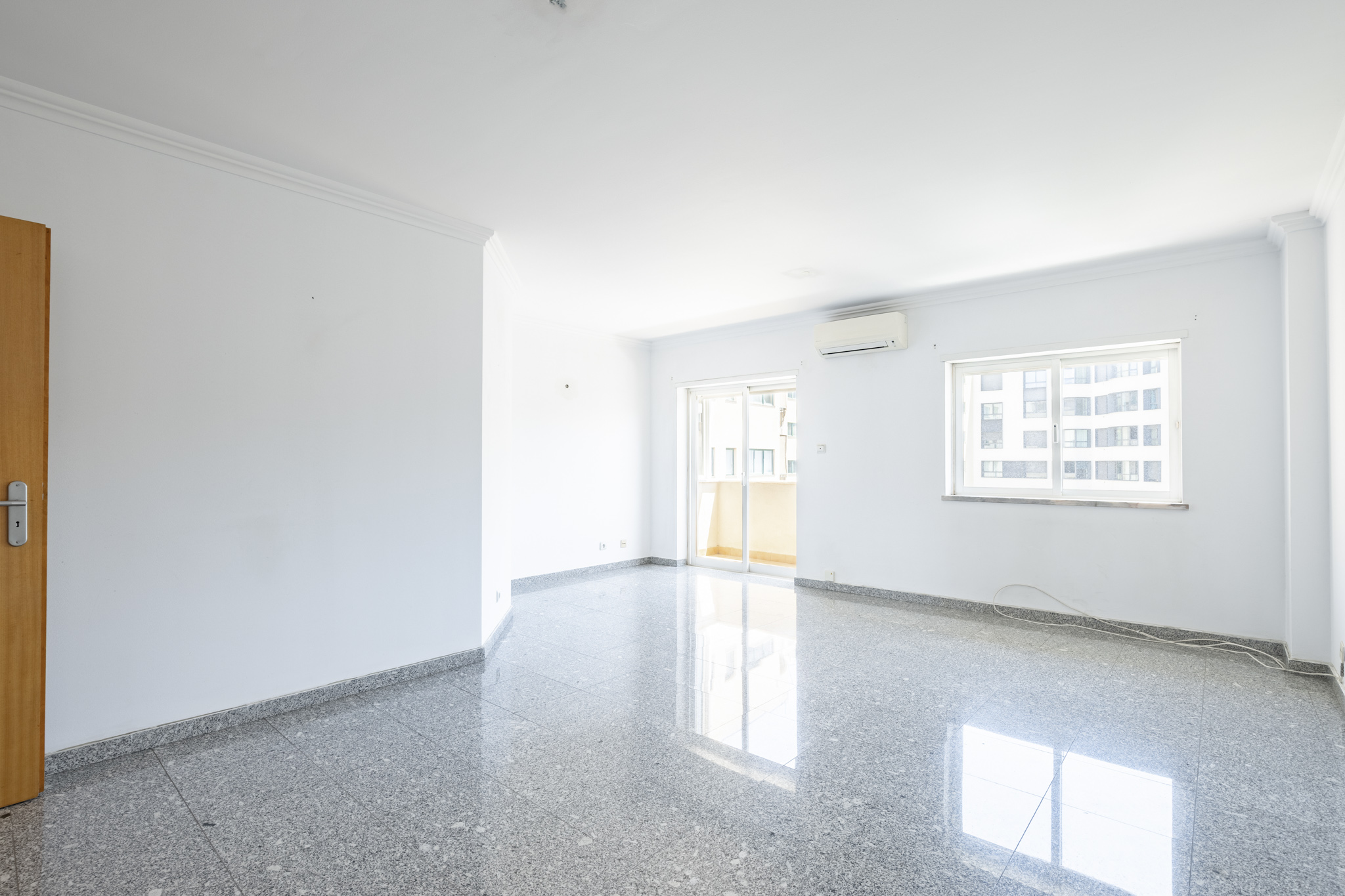2 bedroom apartment with parking in Algés