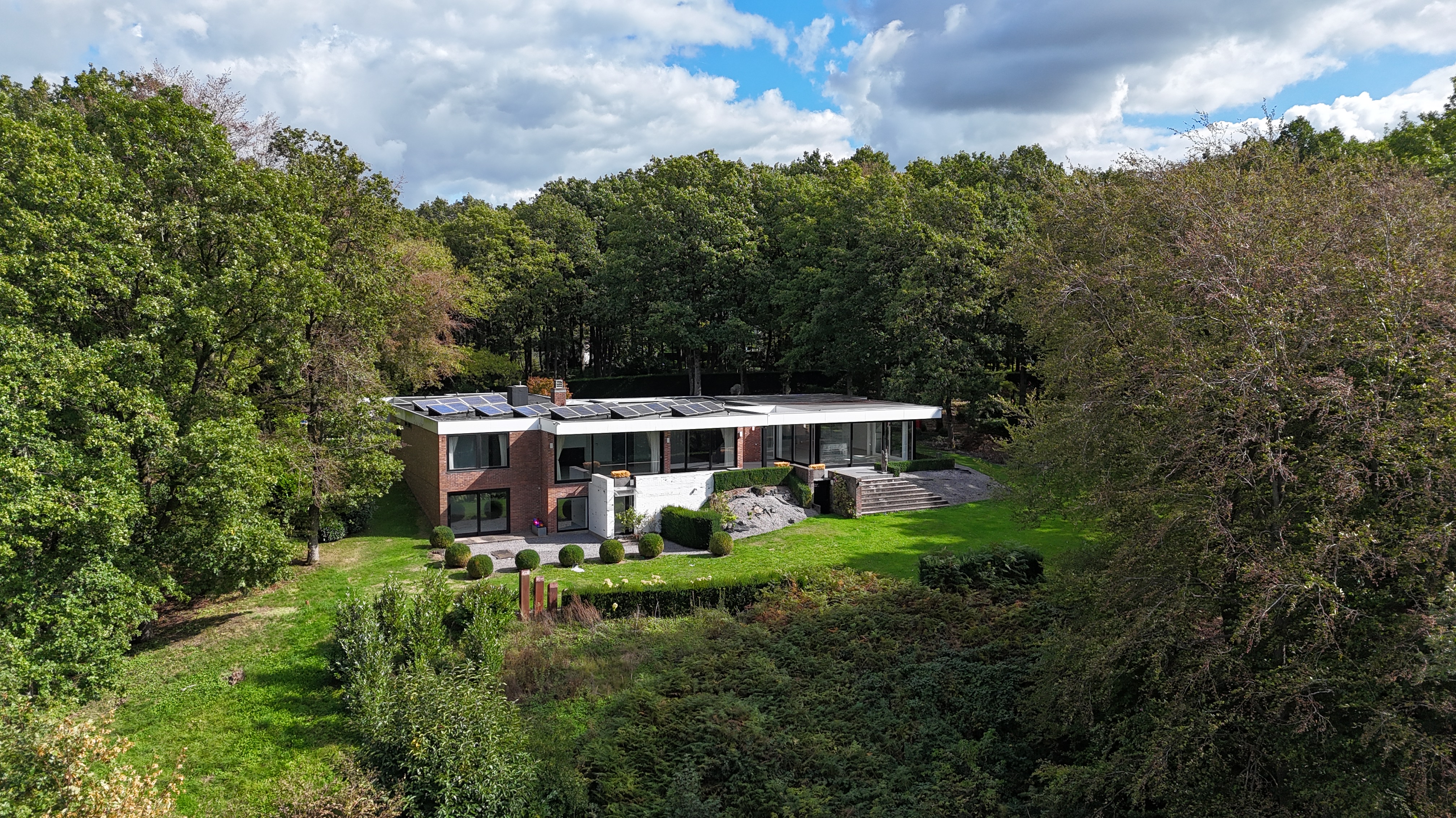 Modernist villa in the heart of a 2.9-hectare woodland
