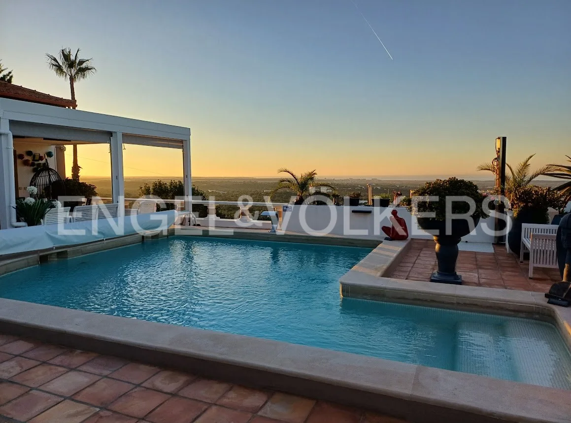 Luxurious Retreat in Boliqueime: 3-Bedroom Villa with Ocean View, Heated Pool and Excellent Finishes
