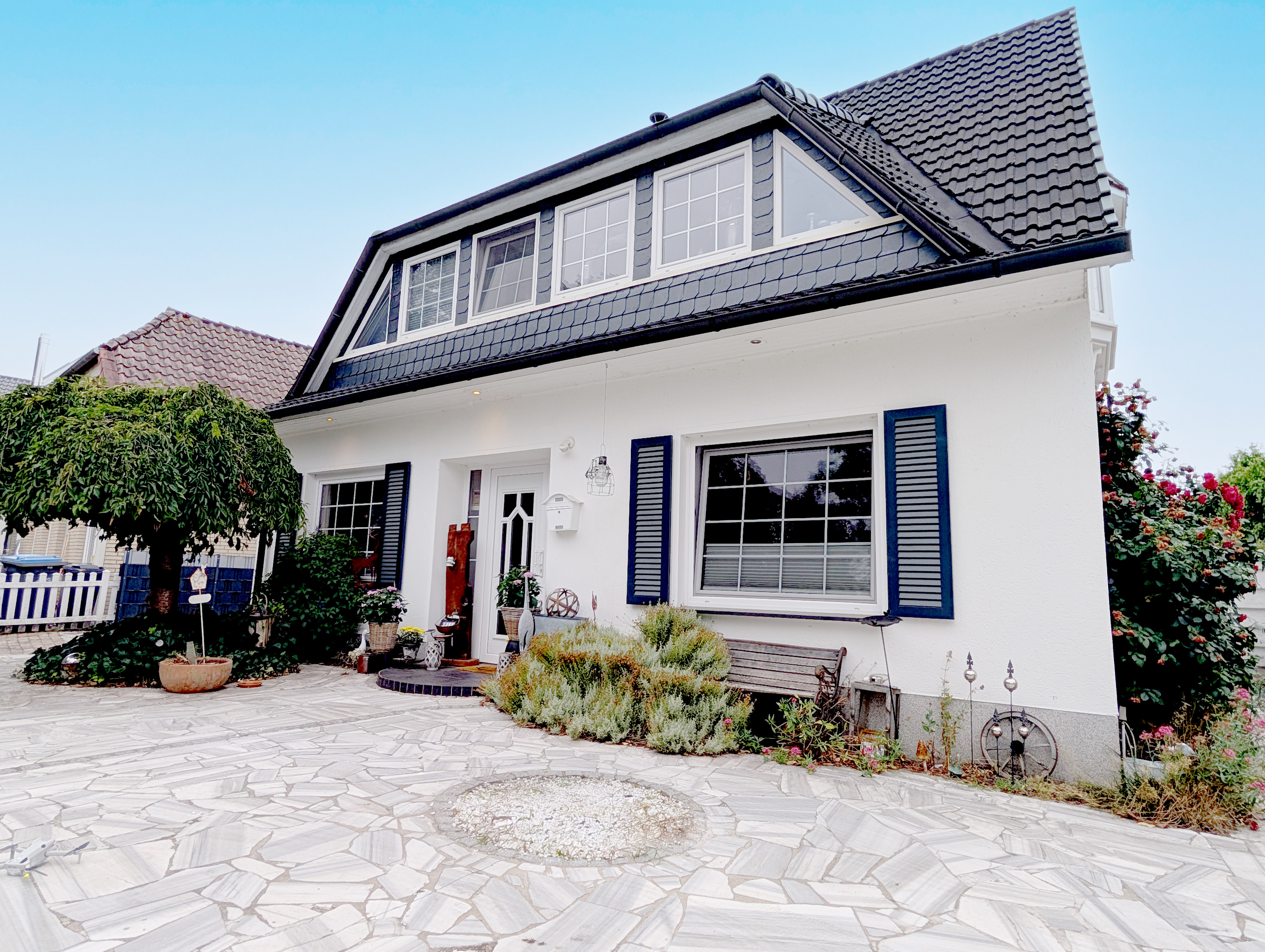 Exklusives und großzügiges Einfamilienhaus mit Indoorpool in zentrumsnaher Lage