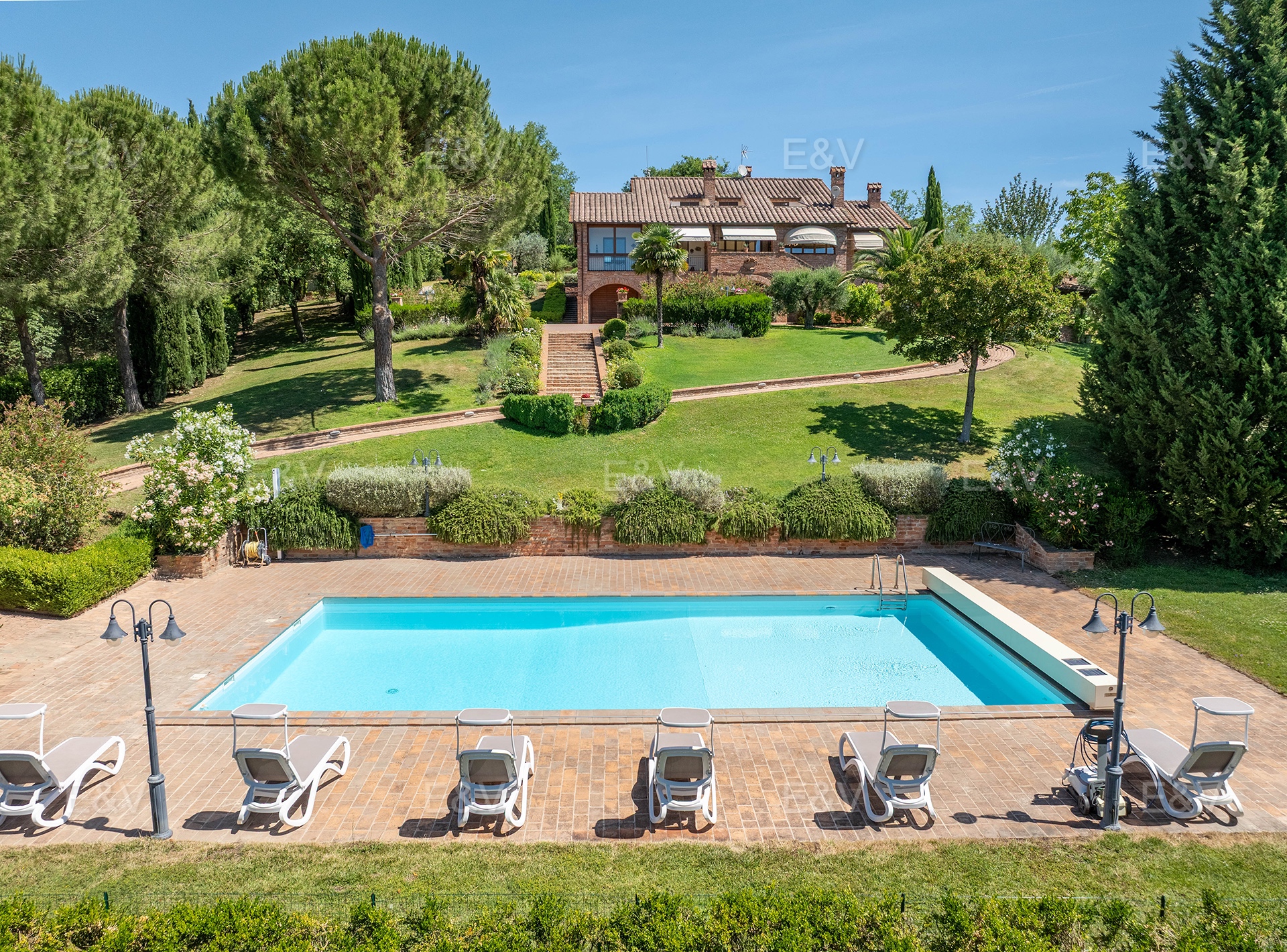 Refined farmhouse in the countryside of Castiglione del Lago, just a short distance from Tuscany