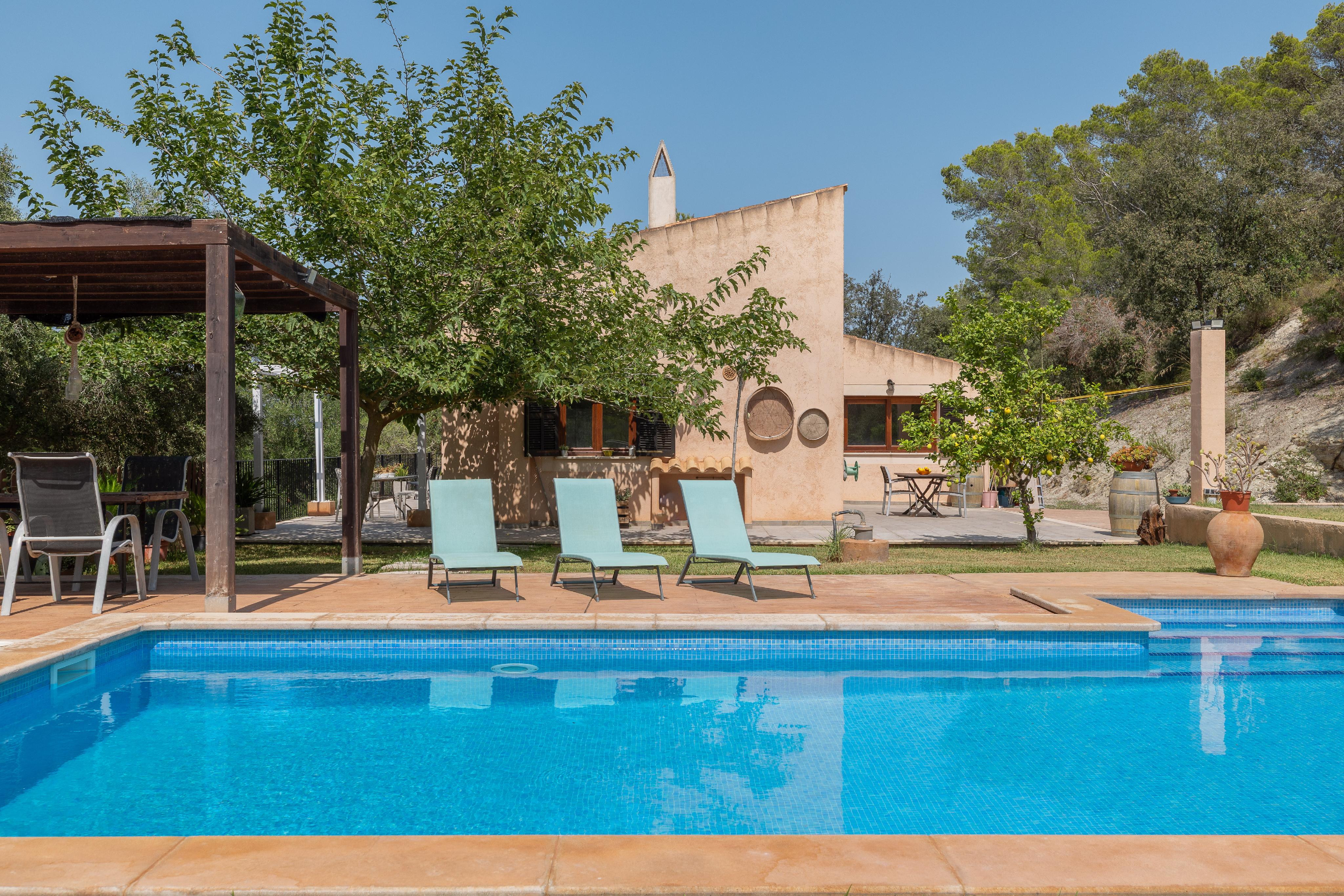 Finca elevada amb piscina i vistes