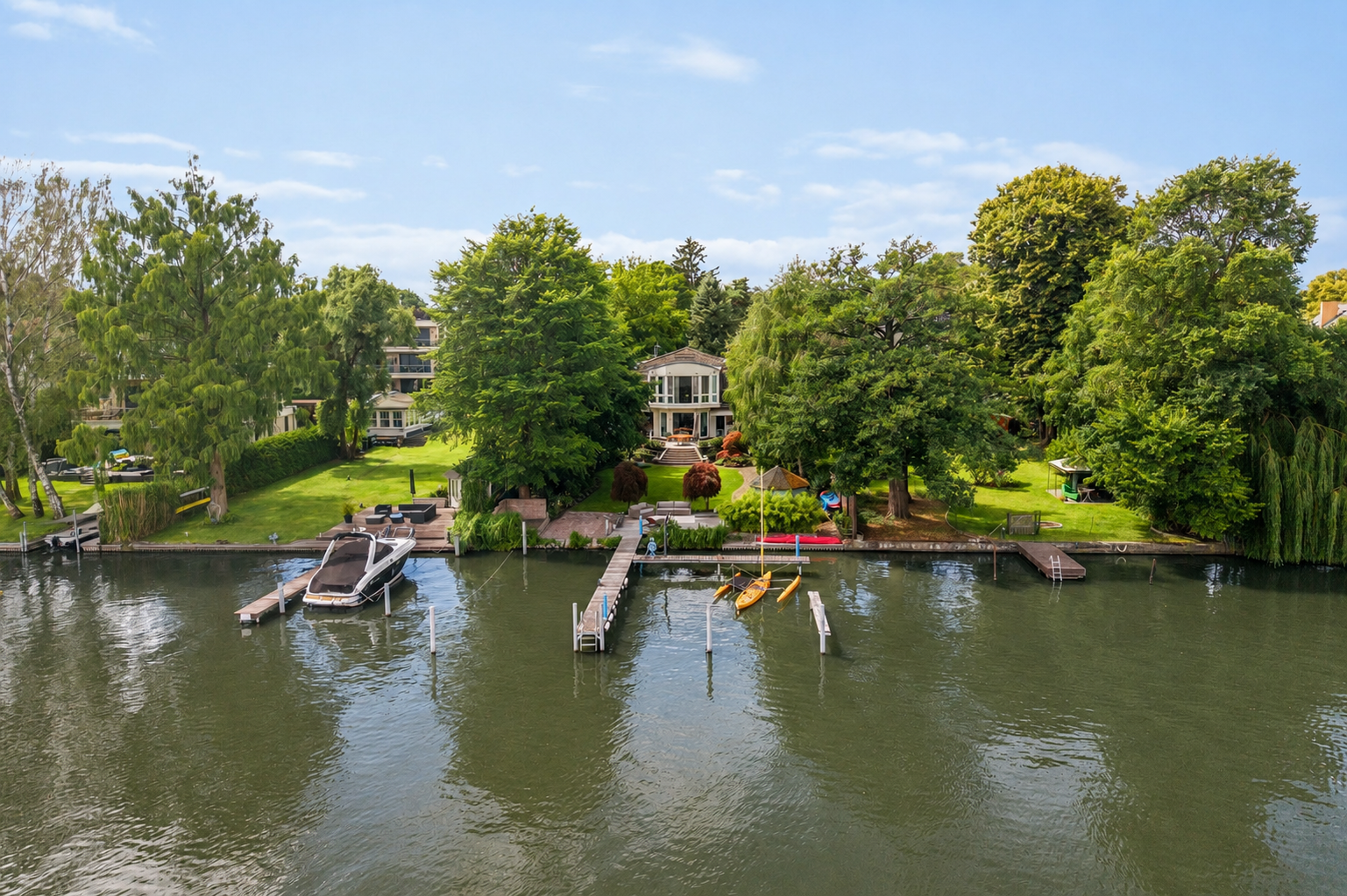 Exklusive Villa in traumhafter Wasserlage – Stilvolles Wohnen mit privatem Bootssteg und luxuriösem Spa-Bereich