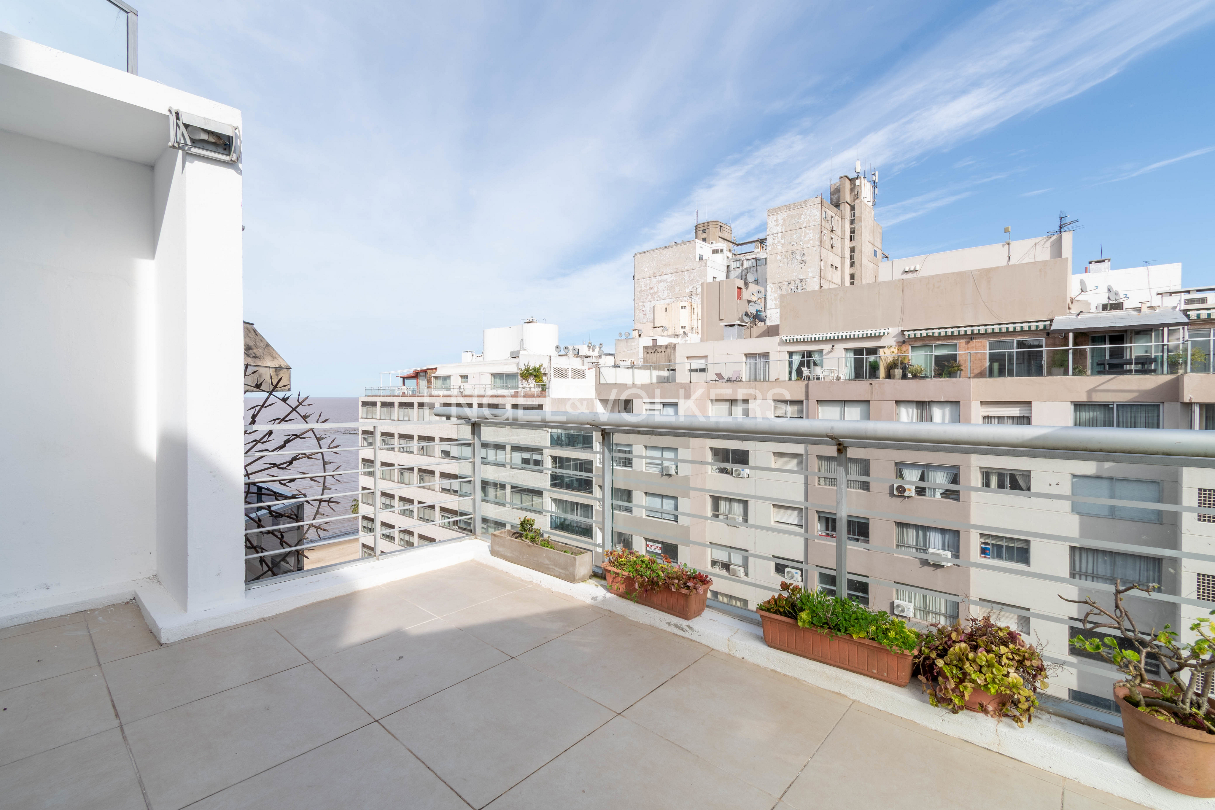 Sale of 1-bedroom penthouse with spectacular terrace and barbecue, steps from Pocitos Rambla