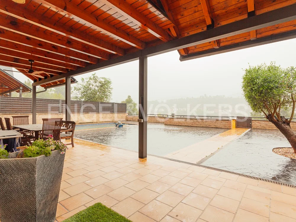 Gran casa amb piscina, gimnàs i zones de lleure a Vallirana
