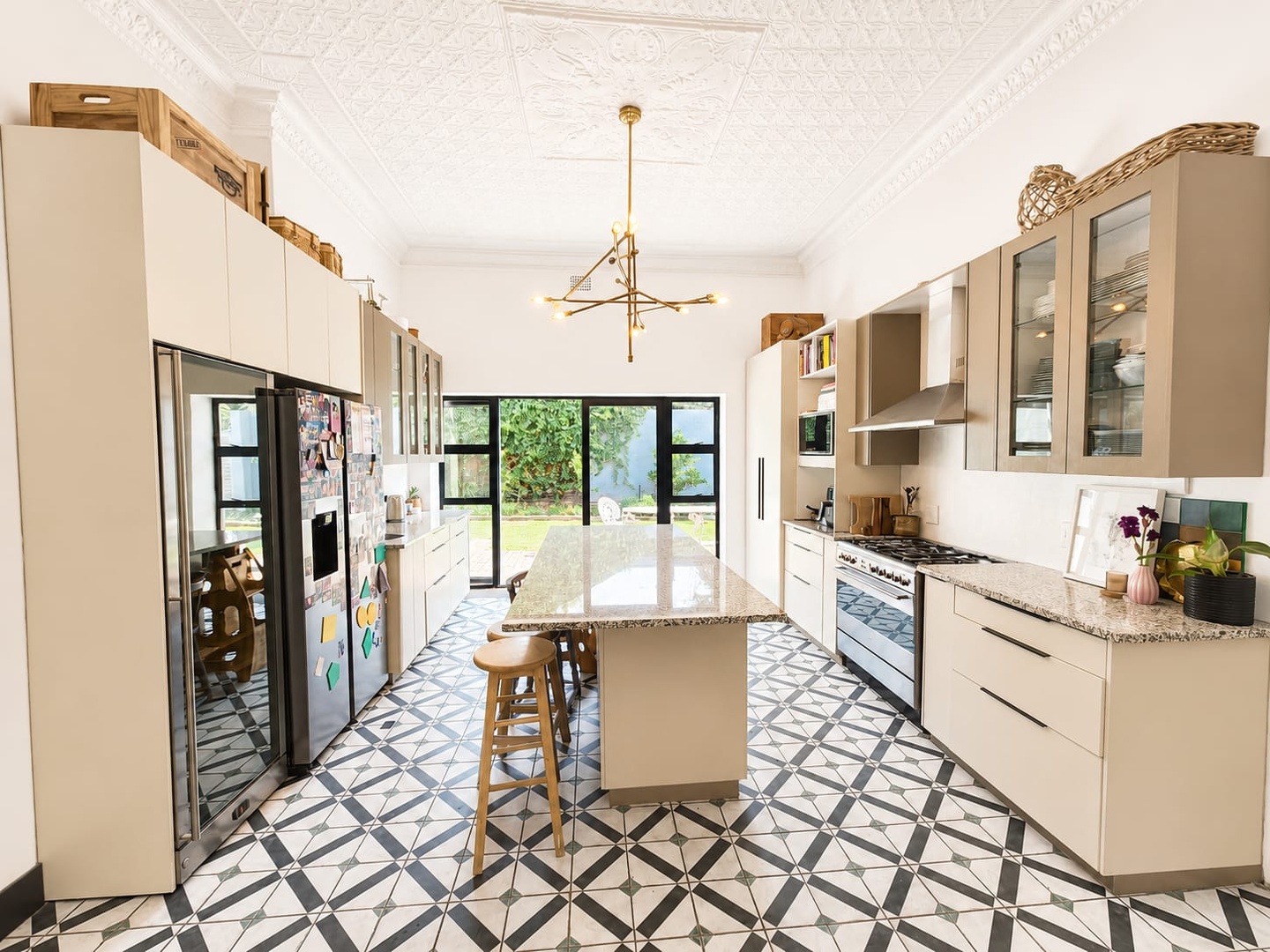 VINTAGE MODERN HOUSE - READY TO BE YOUR!