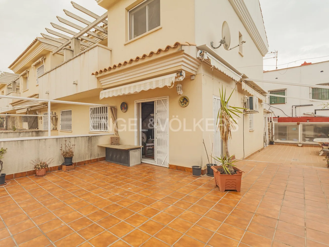 House with large terraces 10 minutes from the sea