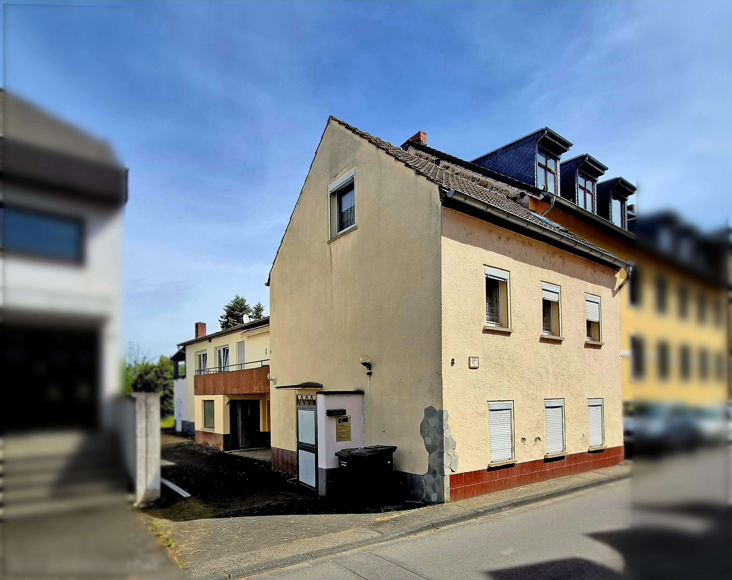 Renovierungsbedürftiges Wohnhaus mit Anbau