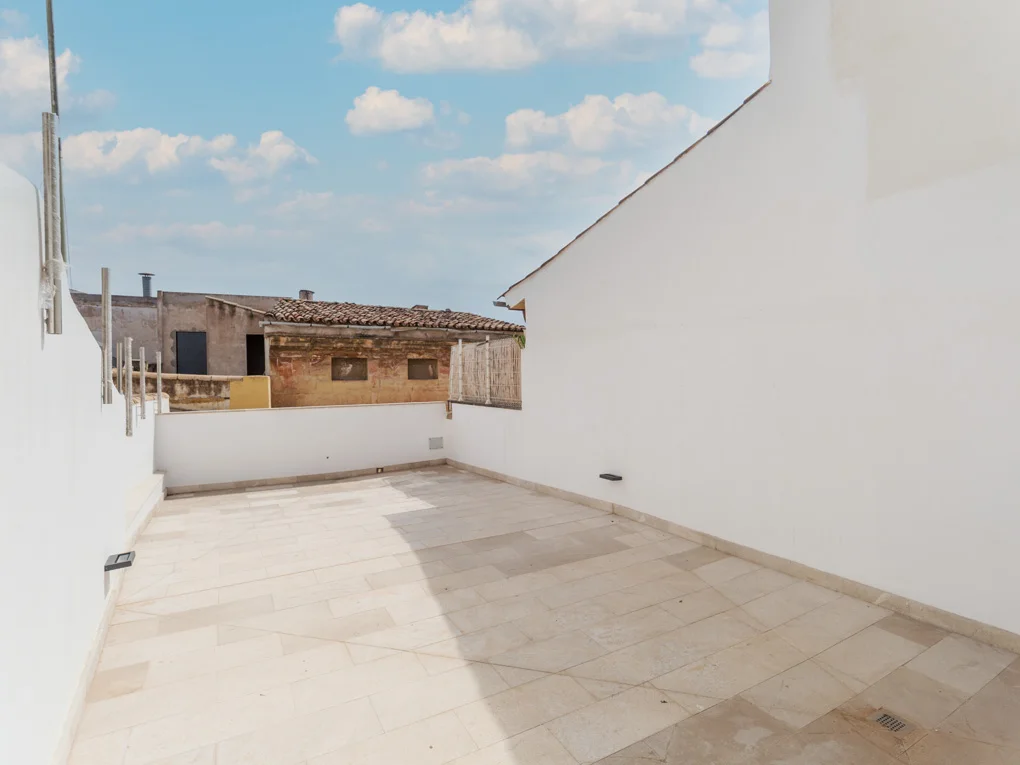 Renovated townhouse with roof terrace & lift in Palma, Old Town
