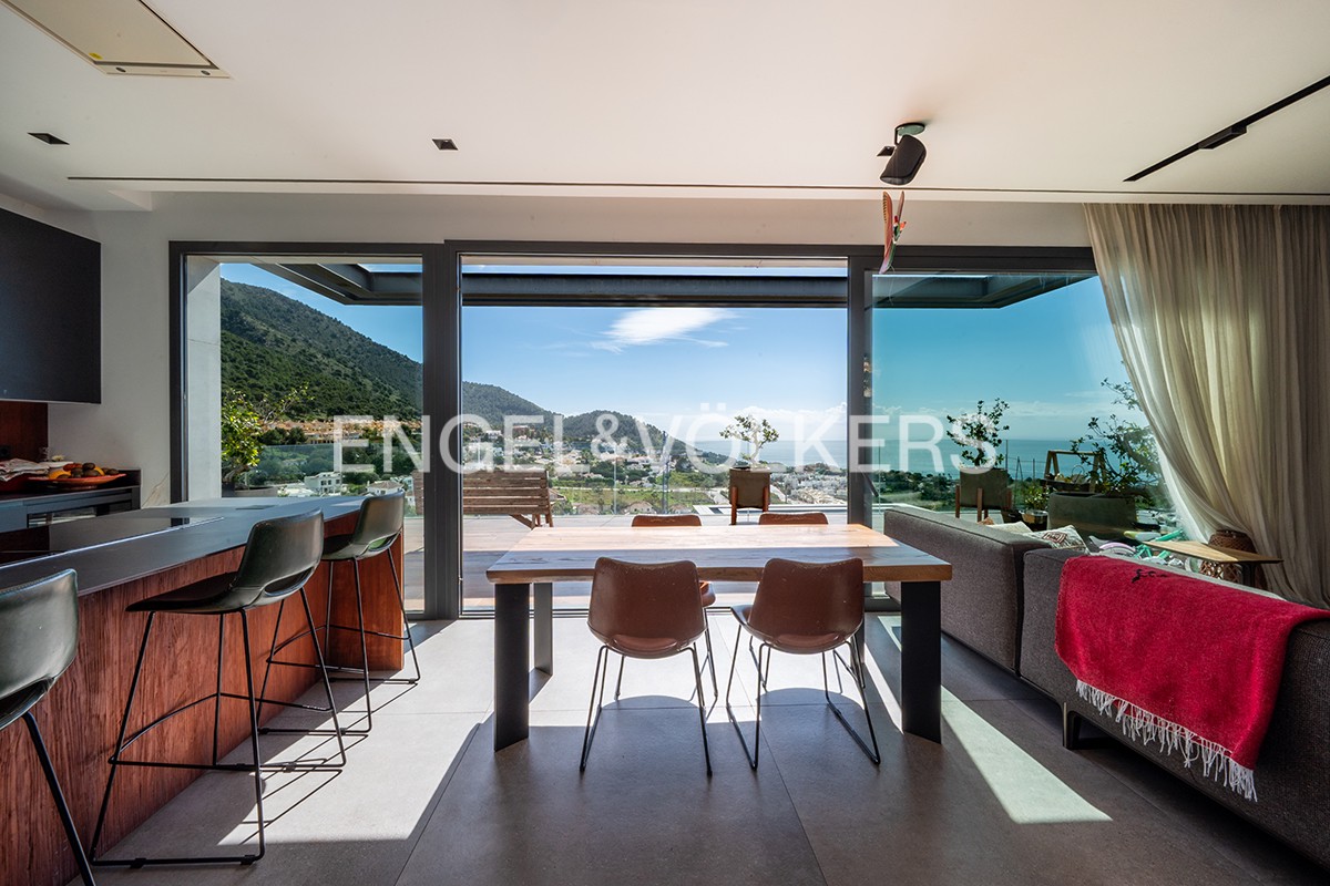 Luxurious and modern villa with stunning sea views