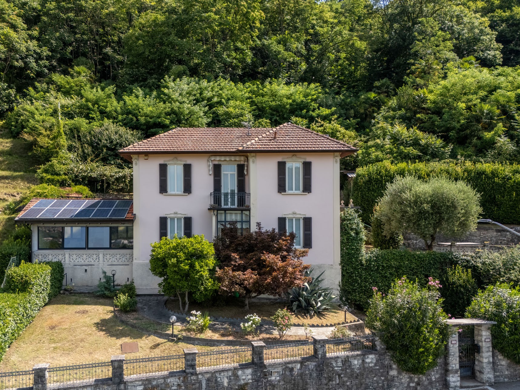 Villa Liberty immersa nel verde con giardino panoramico