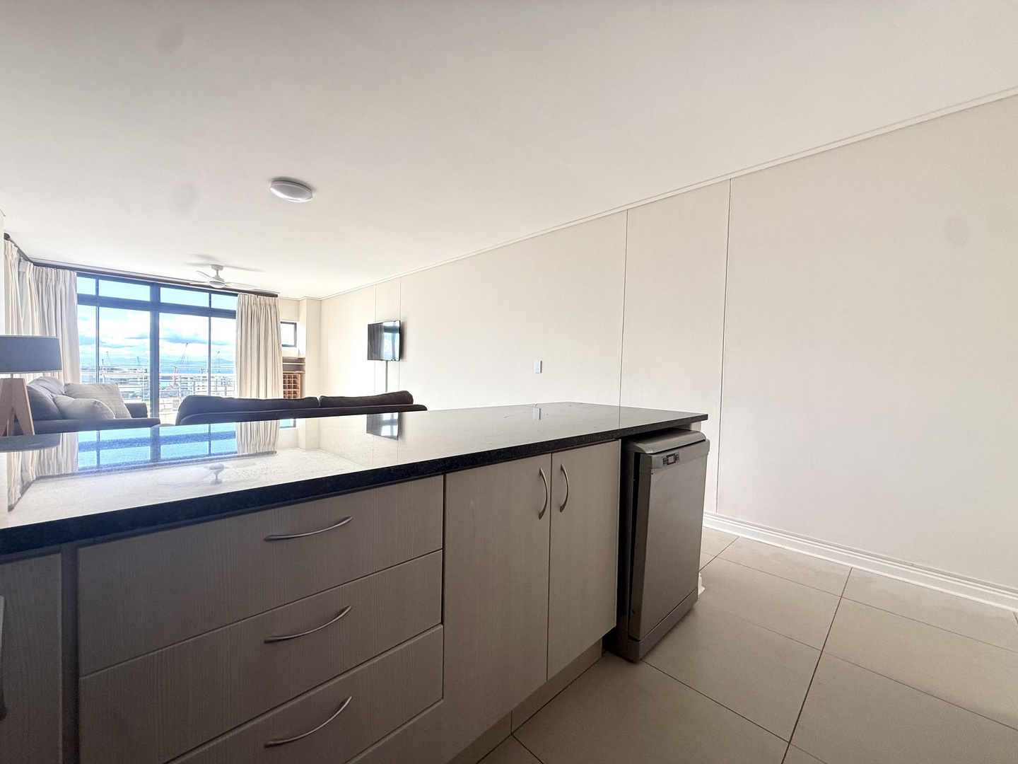 Airy 2 bed,2bath,2 parking bays,balcony plus storeroom