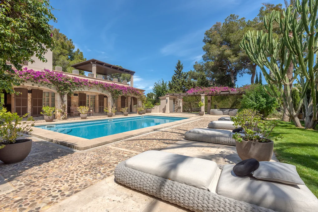 Elegante strandnahe Villa mit schönem Garten in Canyamel