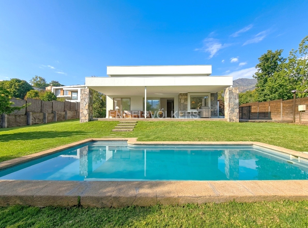 Casa mediterránea con gran terreno en La Reserva