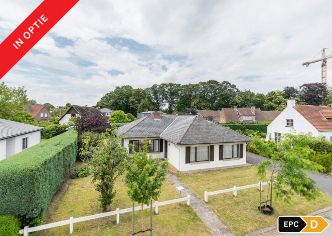 Charmante te renoveren bungalow op topligging in rustige omgeving.