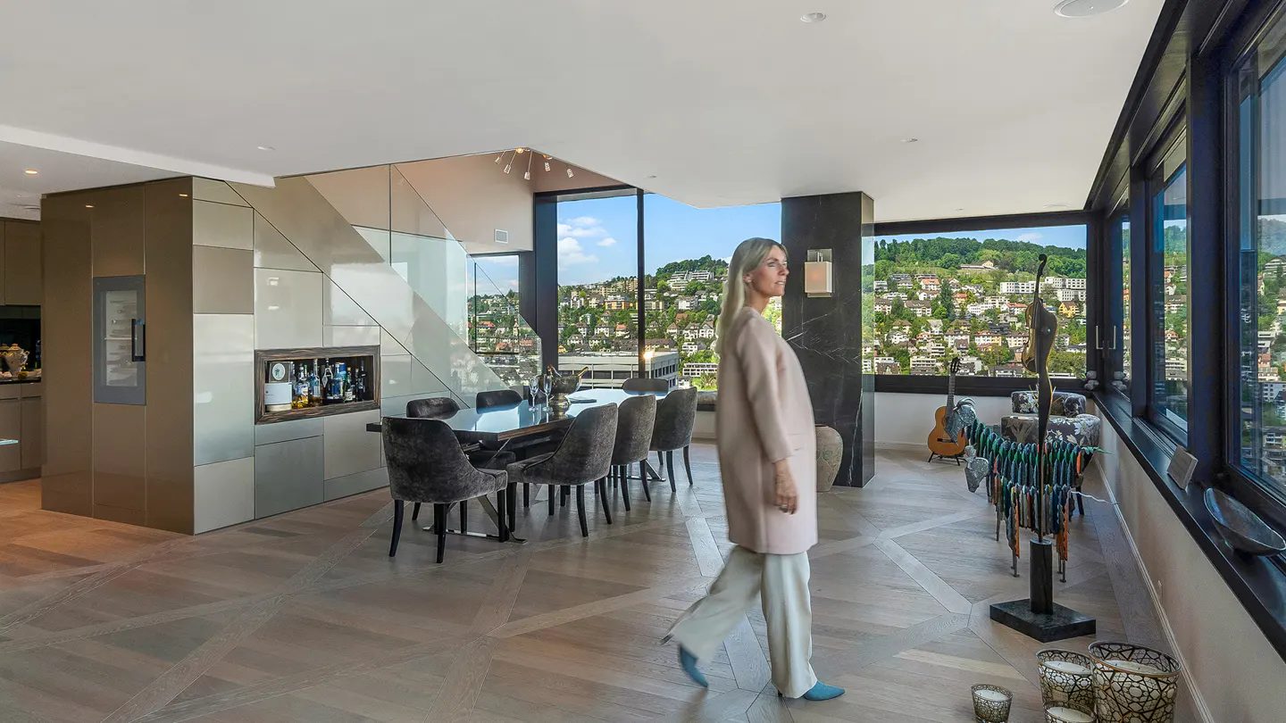 A home that floats over Zurich with its resident.