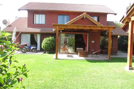 Linda  Casa en Seguro Condominio