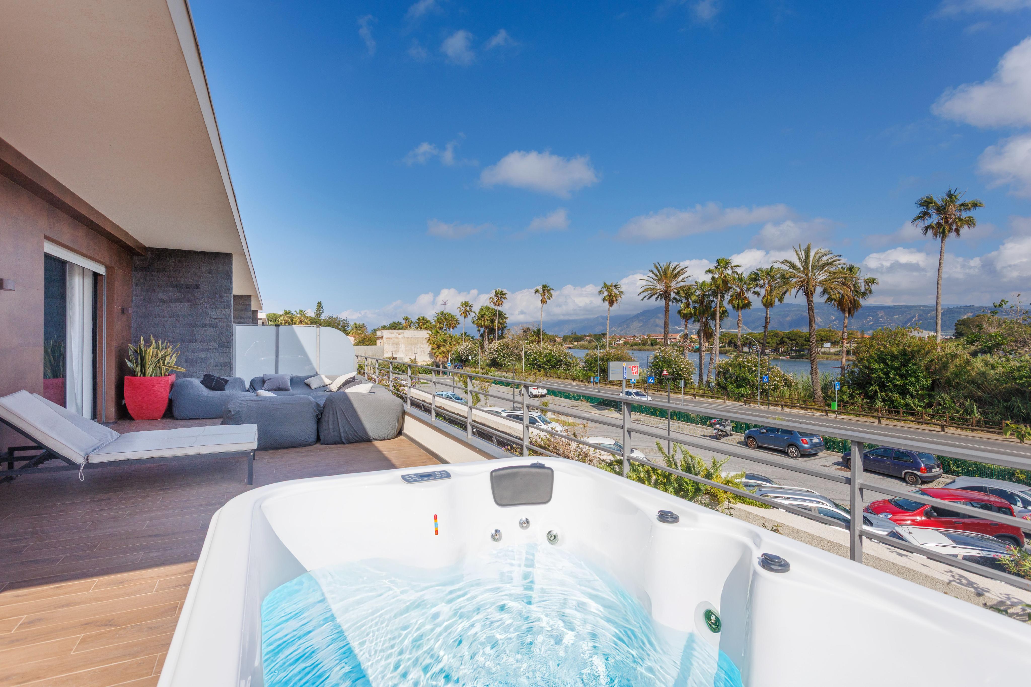 Appartamento con terrazza panoramica in prima fila sul lago di Ganzirri