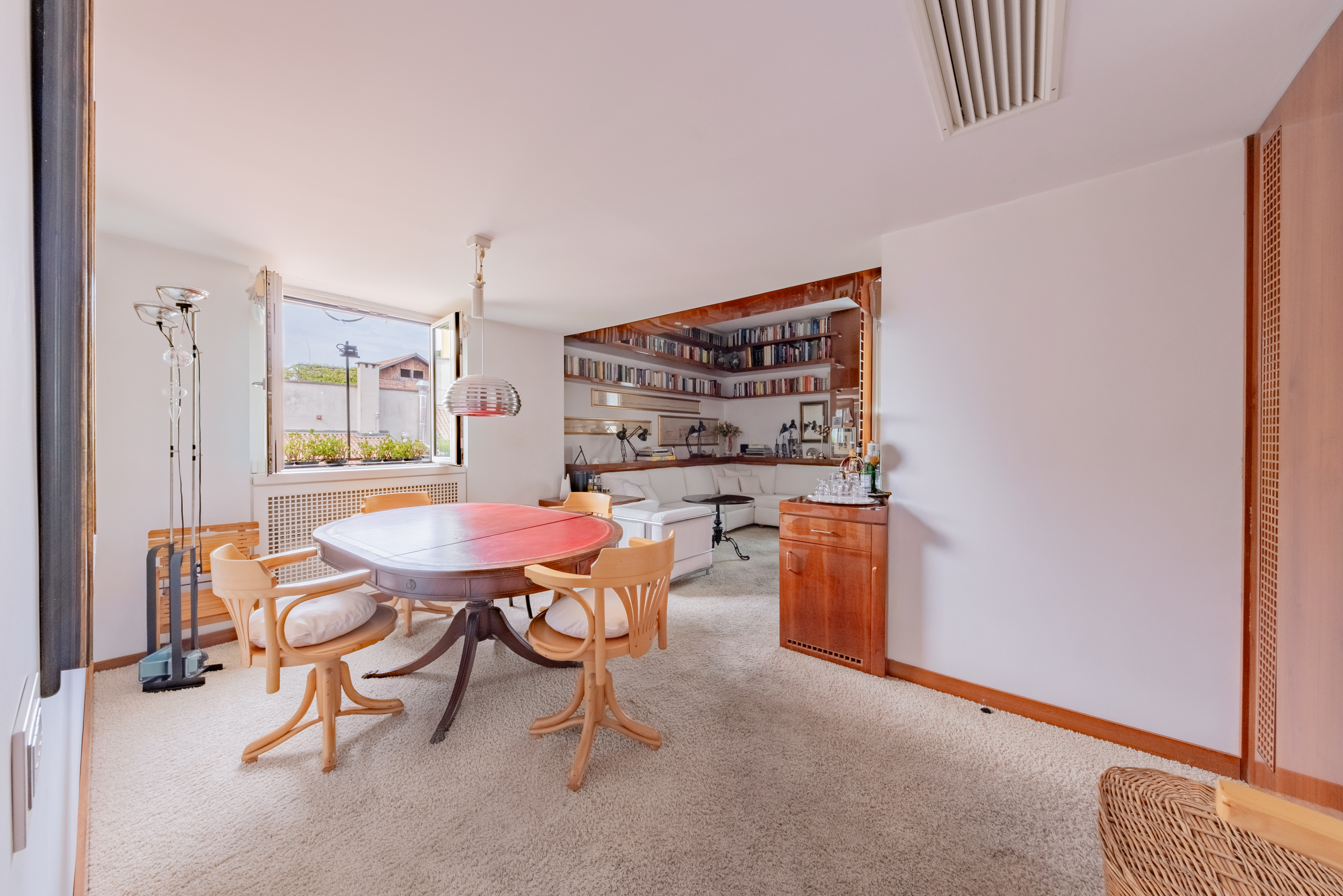 Corso Venezia: Elegant Two-Bedroom Apartment on the Fourth Floor of a Period Building