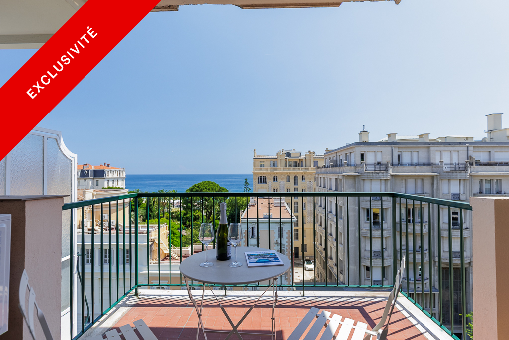 Exclusive—stunning 2-bedroom through-apartment with sea view, terraces, garage and cellar
