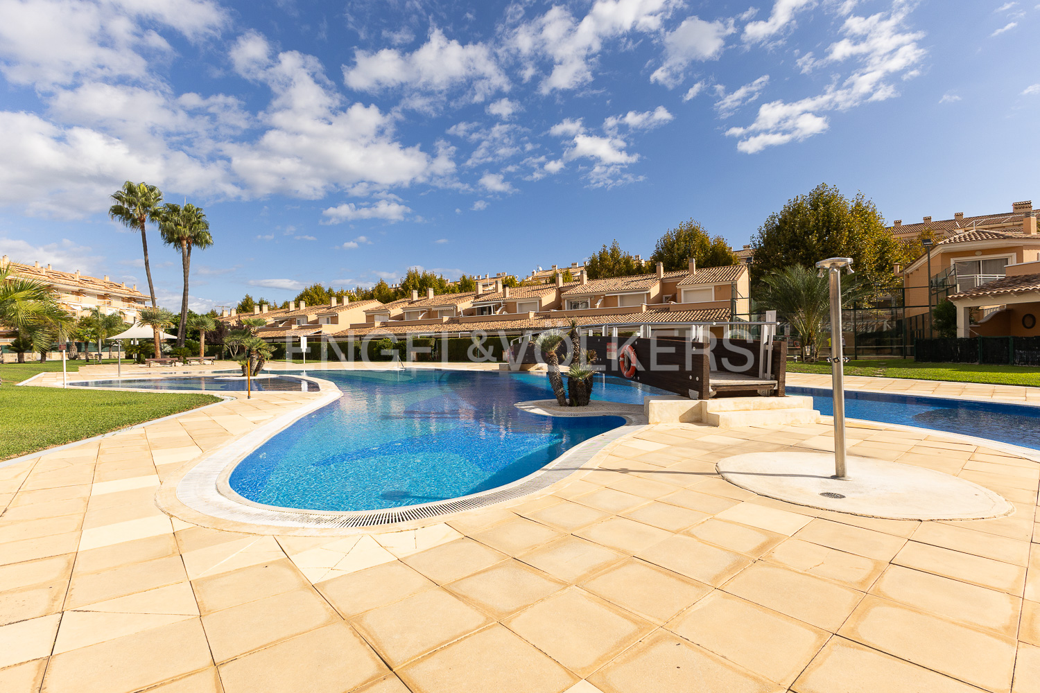 Townhouse in a residential complex for rent from September to June