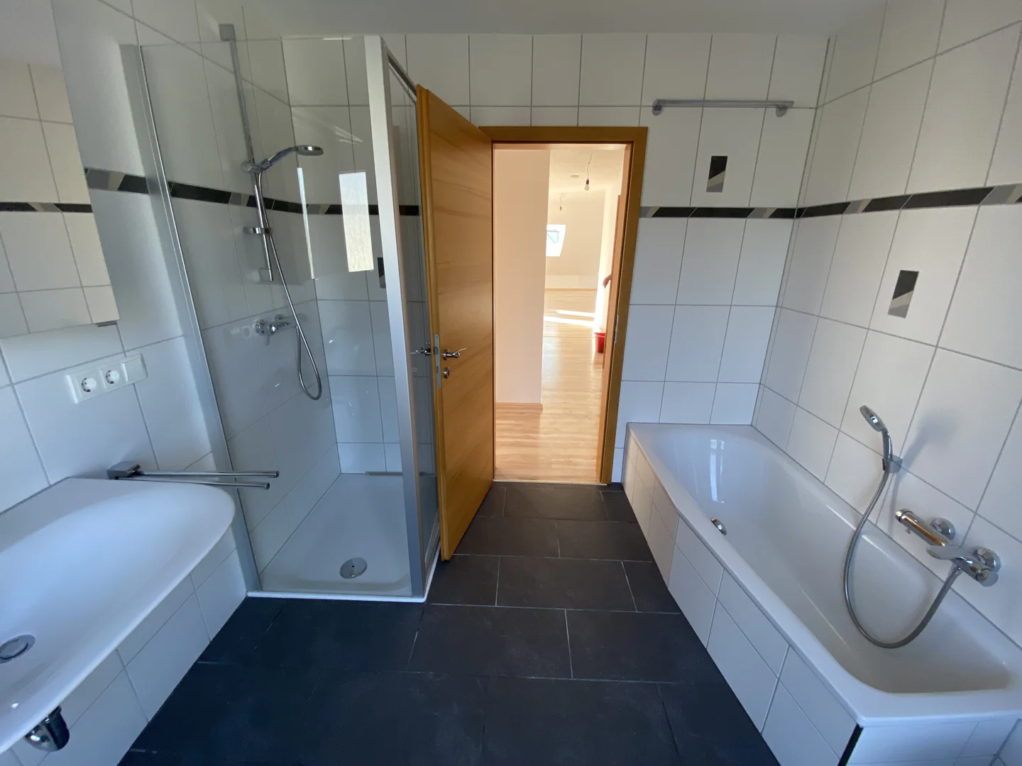 Charmante 3-Zimmer-Wohnung mit Kamin und großem Balkon in Griesheim - Photo 4