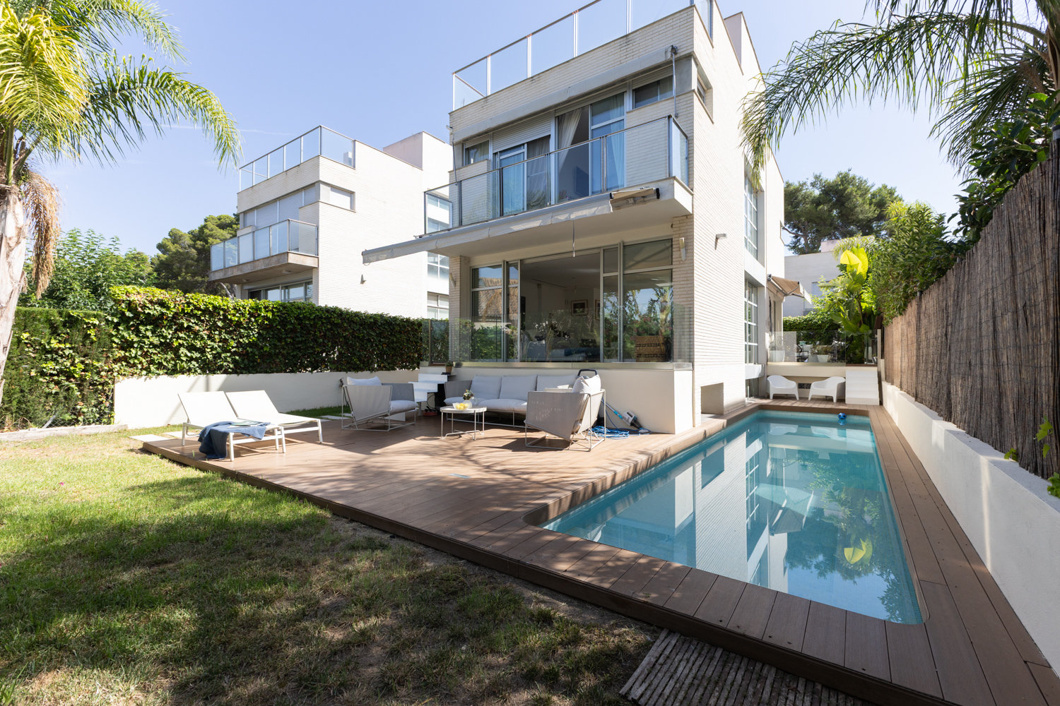 Elegant single-family home in gated community in Campolivar