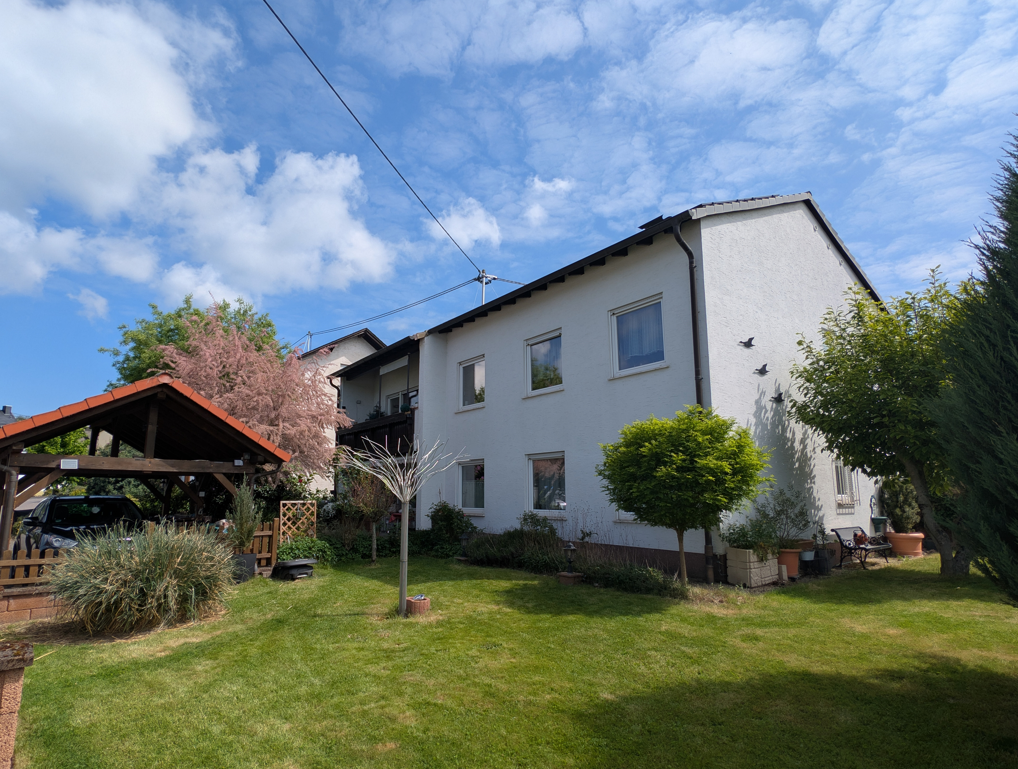 Modernisiertes Einfamilienhaus mit Wärmepumpe und PV-Anlage