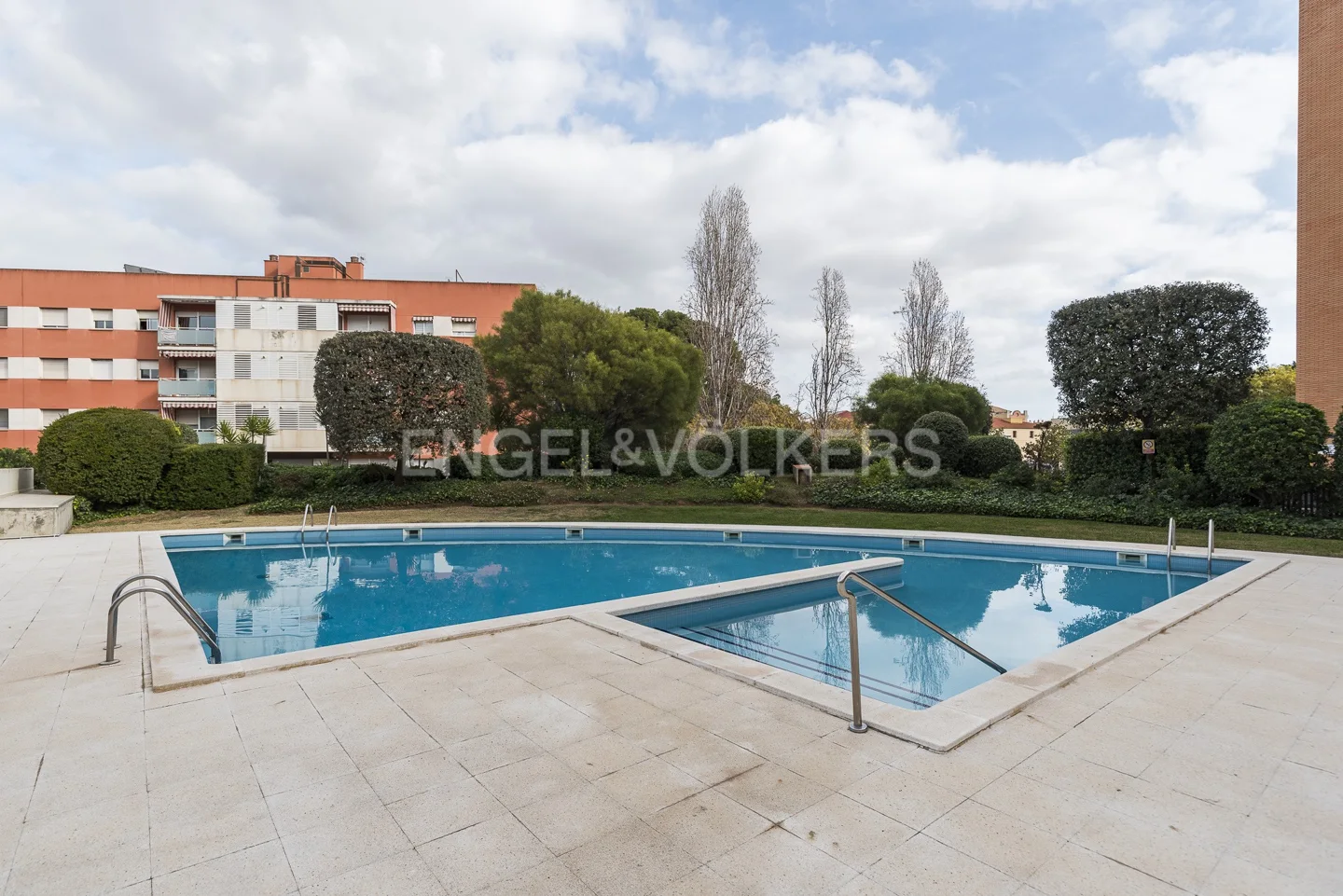 Flat with swimming pool and paddle tennis in Sant Joan Despí