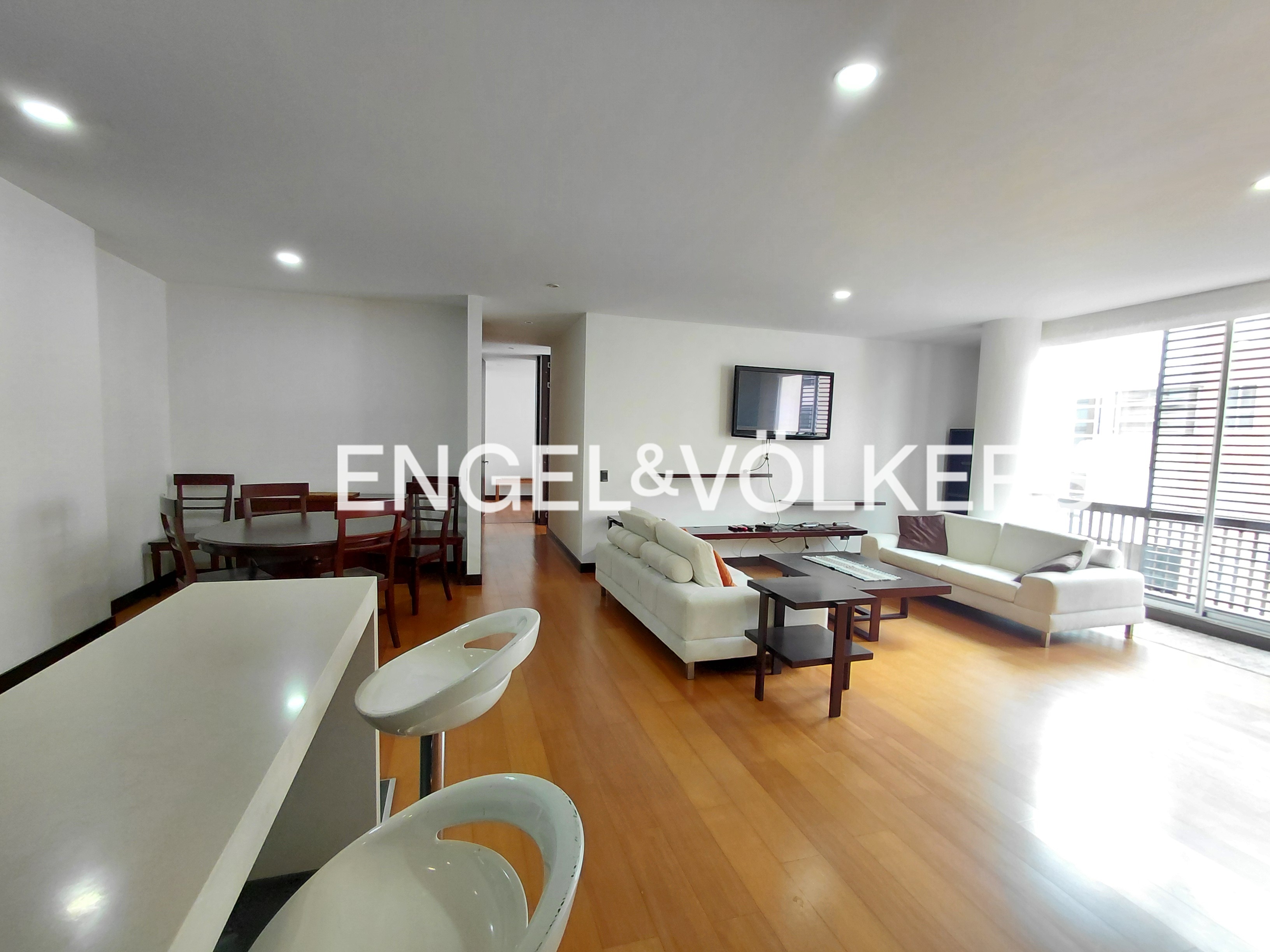 Luminoso y moderno apartamento con balcones para venta en Chicó Reservado