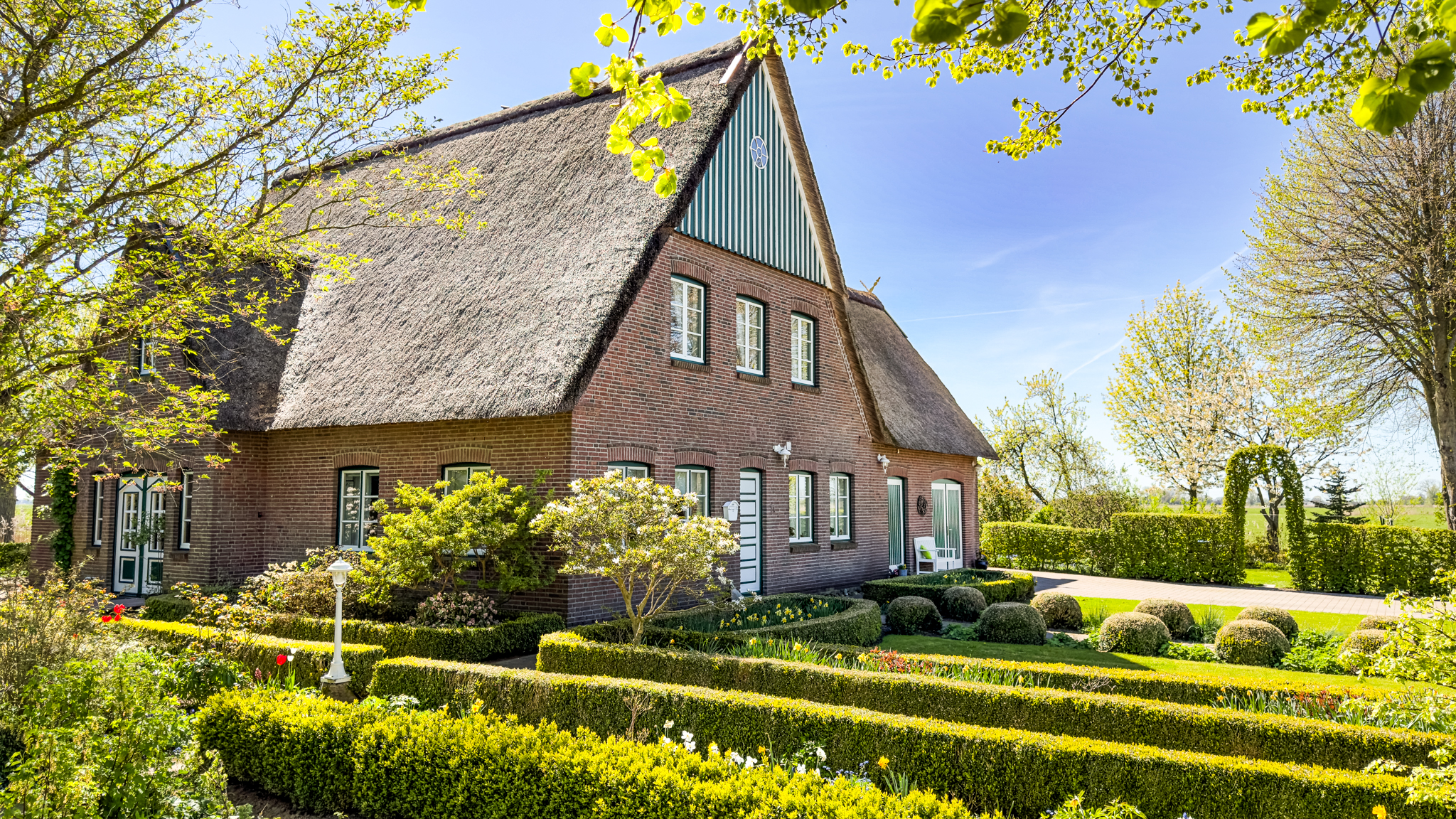 Exklusiver Landsitz unter Reet mit Halle & Weitblick