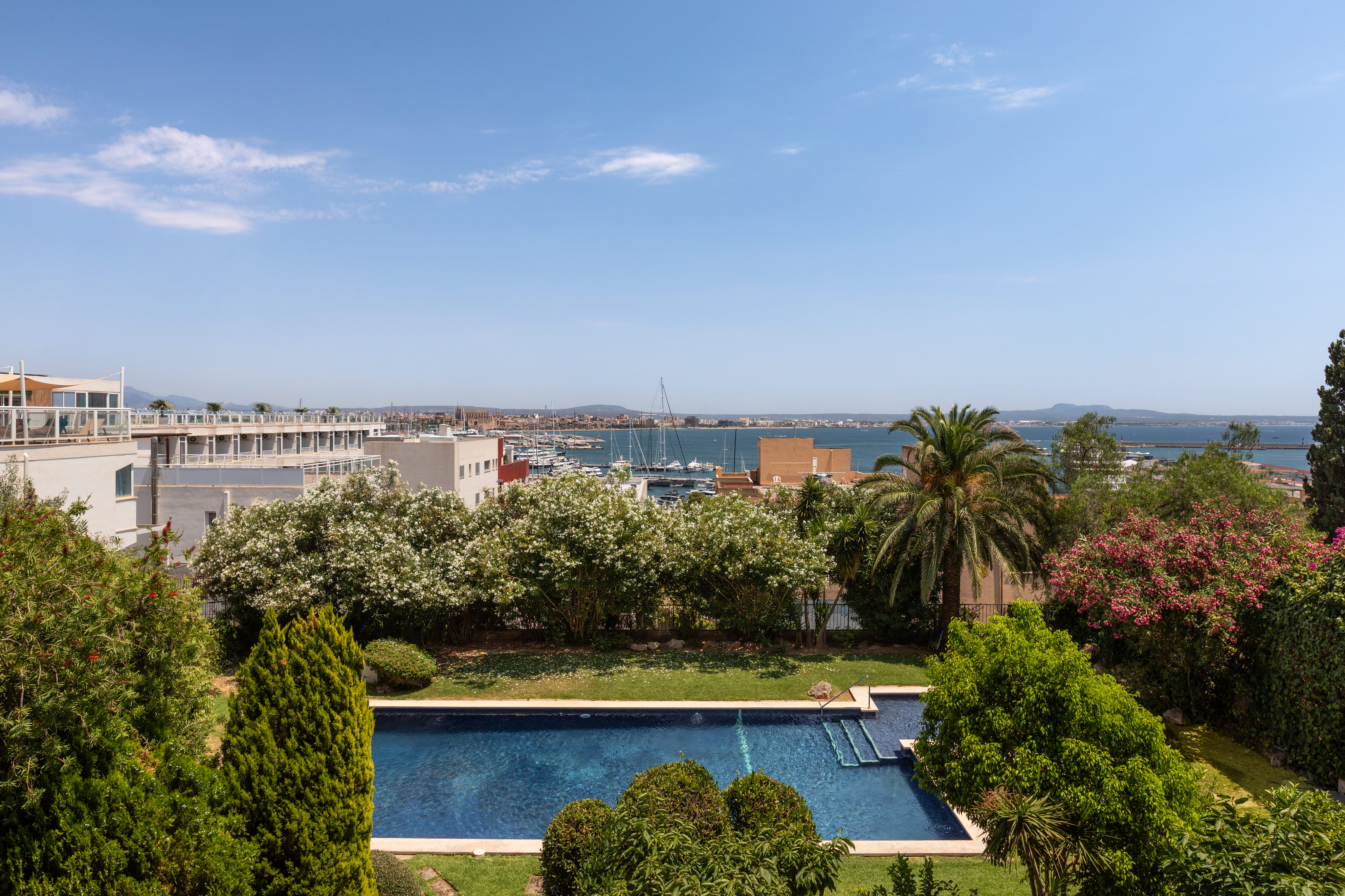 Designer apartment in Bonanova - Modern living with sea view