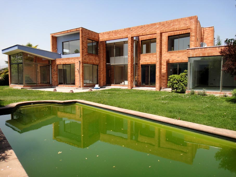 Casa mediterránea con buena conectividad.