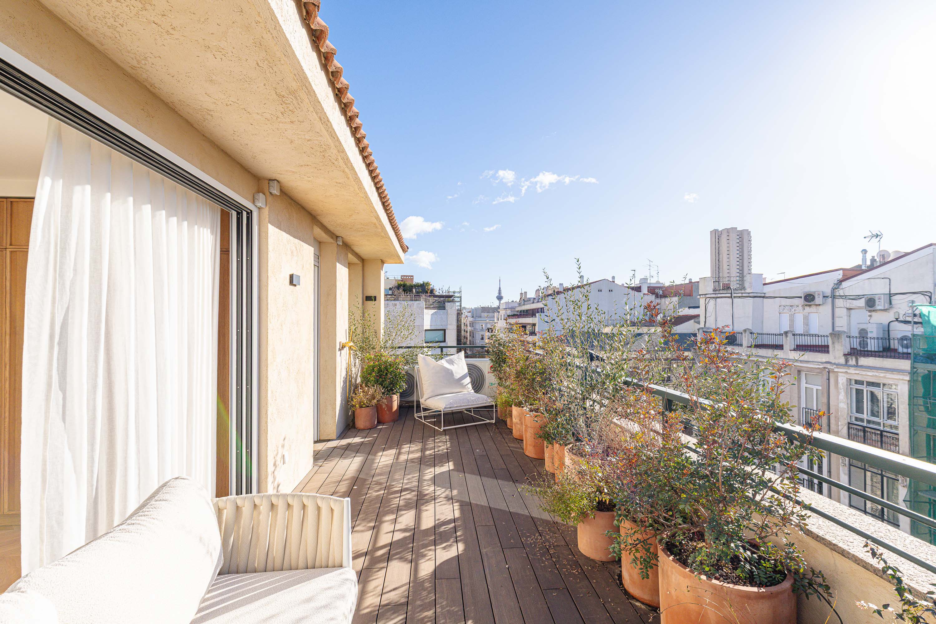 Magnificent penthouse with terrace and garage in Recoletos