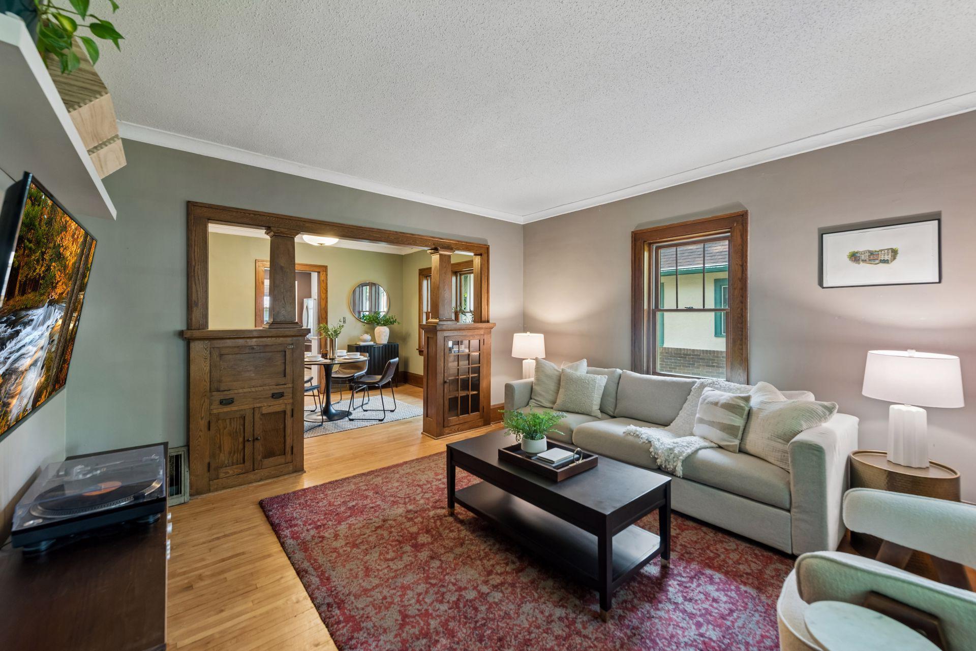 Charming 2-Bed Craftsman in Sought-After Kenny Neighborhood