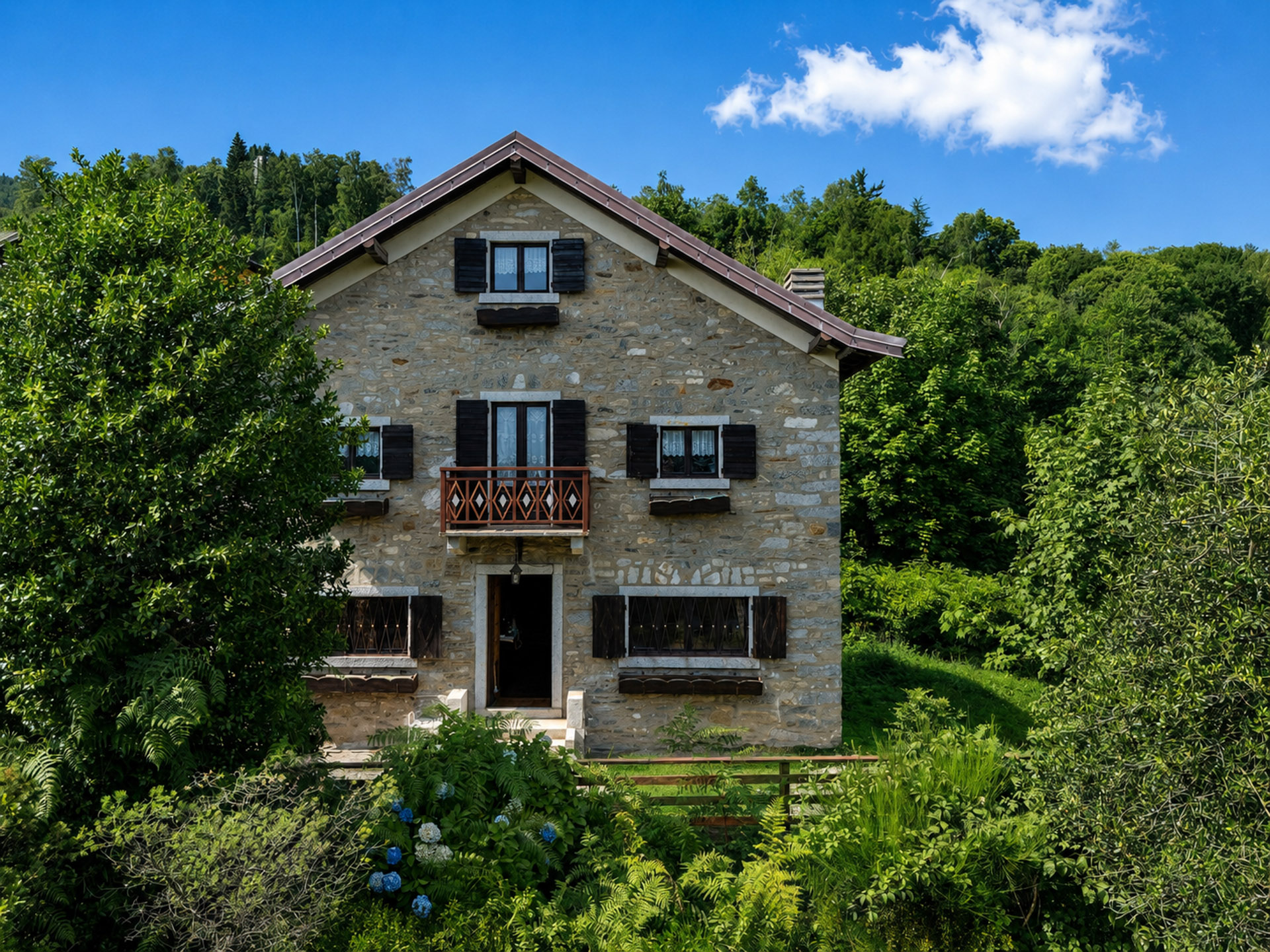 Mountain house to renovate at the gateway to Val Grande