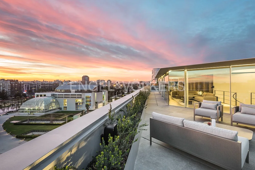Avant-garde duplex-penthouse with unparalleled views and swimming pool