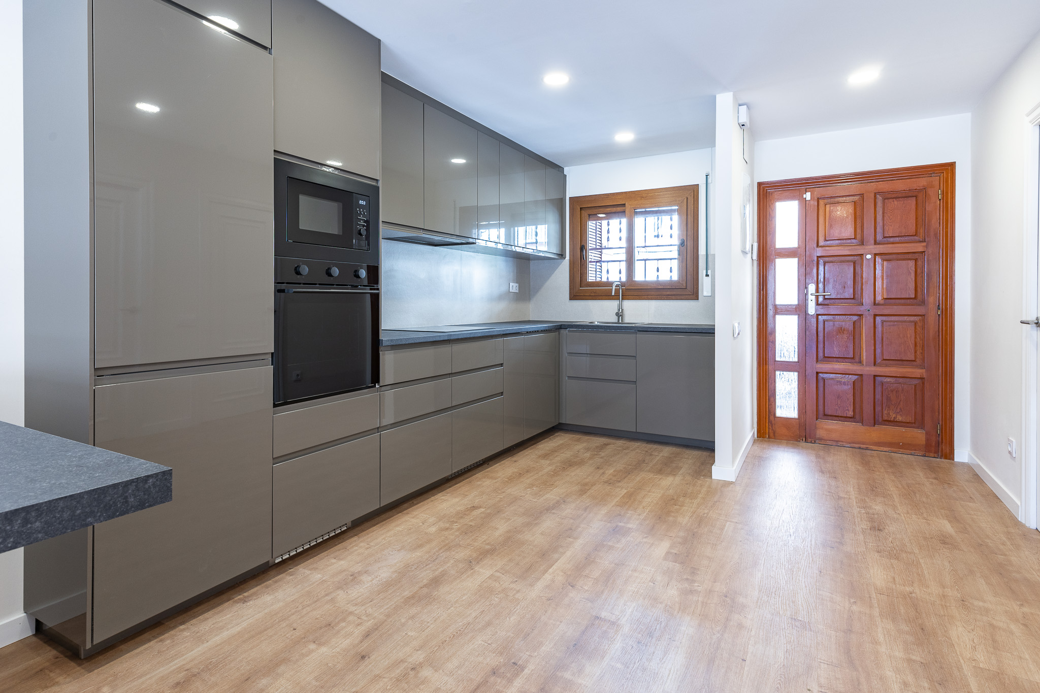 Exclusivo chalet adosado con jardín privado y piscina comunitaria