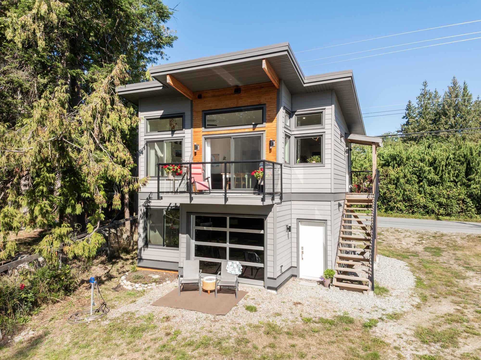 Modern Carriage Home on High Bank Waterfront in Halfmoon Bay