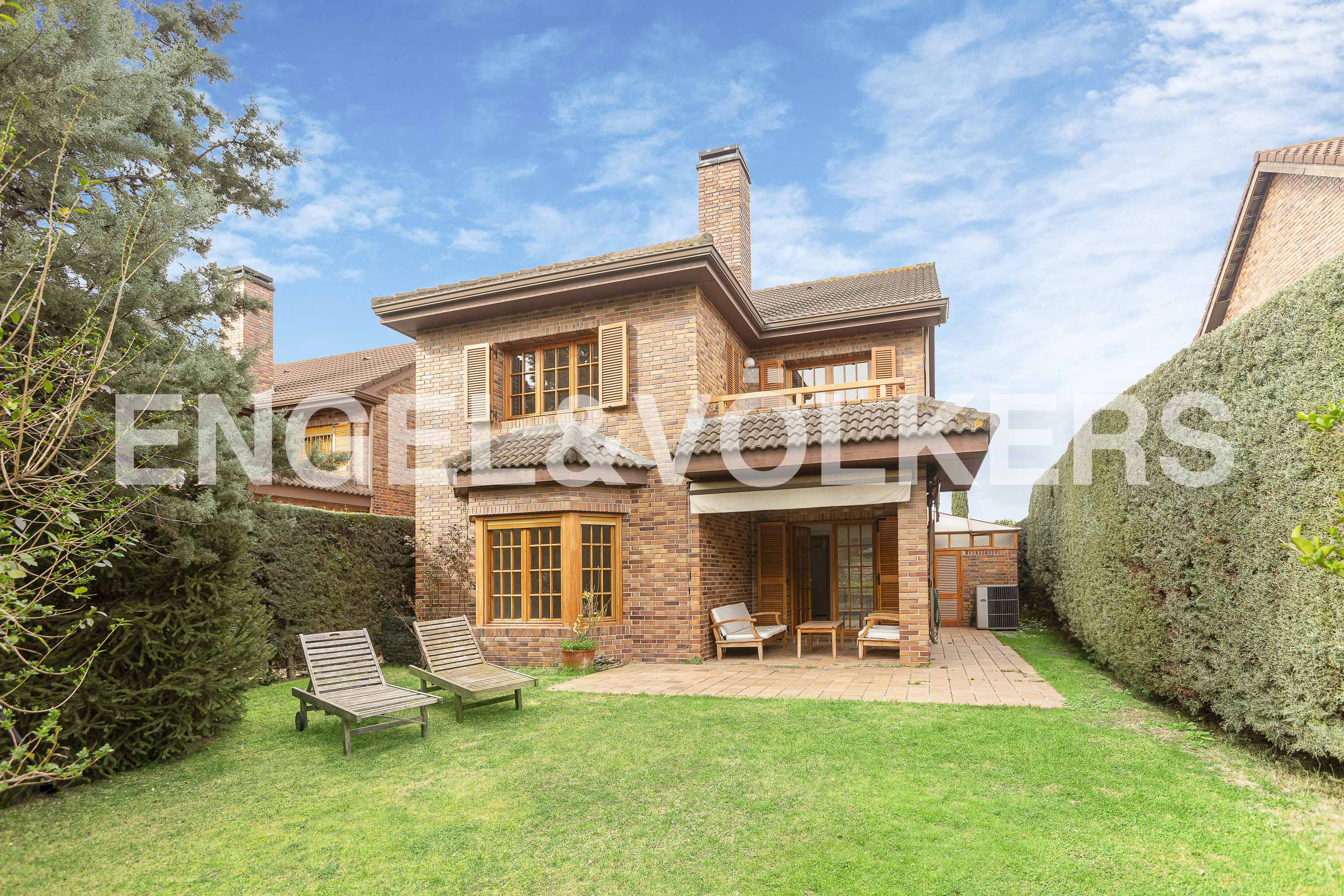 Semi-detached house for rent with common areas