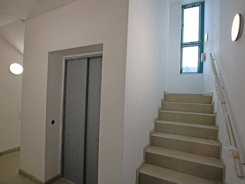 Luxuriöses Neubau-Penthouse mit Fernblick, Aufzug und großer Dachterrasse